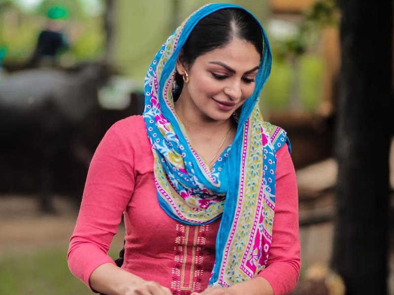 Neeru Bajwa Biography, Personal Life, Images, Family, Age, Height