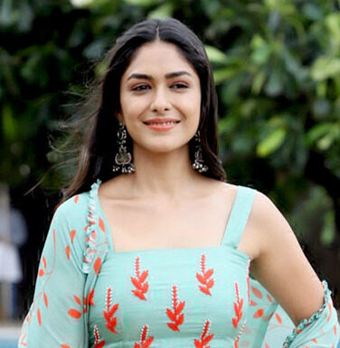 Mrunal Thakur Biography, Age, Boyfriend, Family, Career, Movies, Images