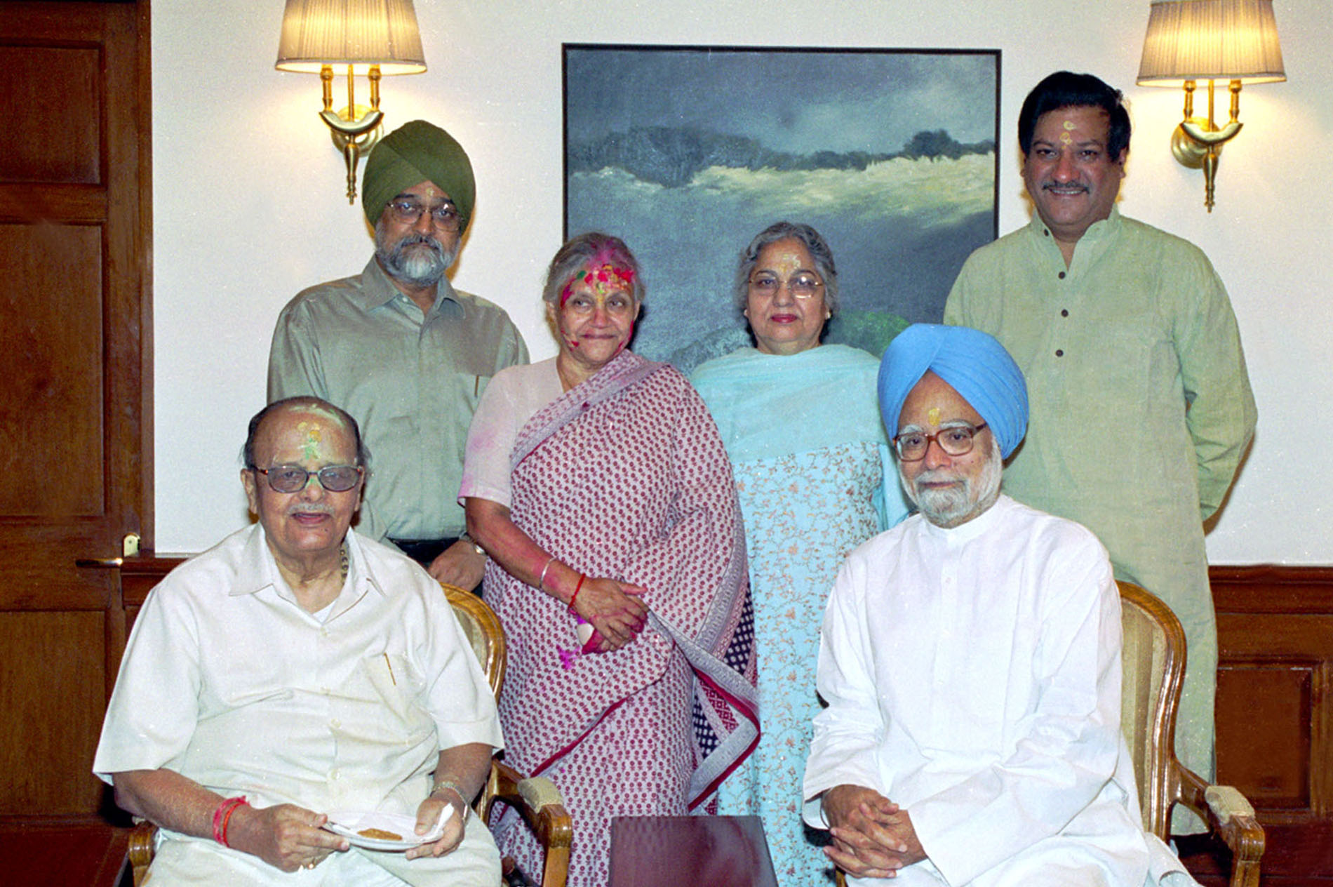 Manmohan Singh and his wife Smt. Gursharan Kaur with the Union Minister for Human Resource Development Shri Arjun Singh and the Chief Minister of Delhi Smt. Shiela Dikshit and others who called on