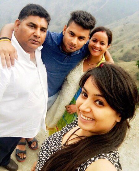 Rishabh-Pant-with-his-family