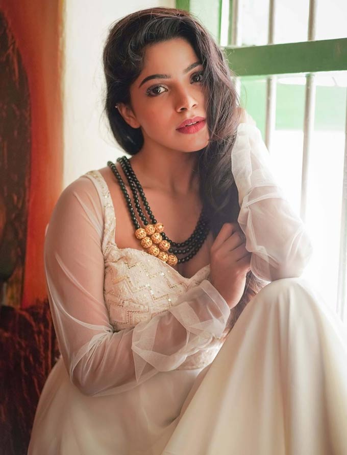 Divyabharathi's Wiki, Age, Elevation, Physical Look, Wife, Spouse, Sweetheart, Household, Connection, Bio, Facts, Photos, Videos & More 4 Divyabharathi Photos