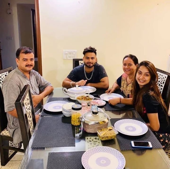 rishabh-pant-in-uttarakhand-with-family