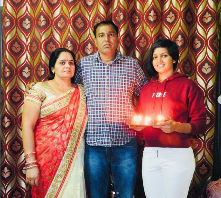 Priya Punia Biography Wiki, Age, Family, Photos, Height, Boyfriend Name, Career (International & Domestic) 4 Priya Punia with family