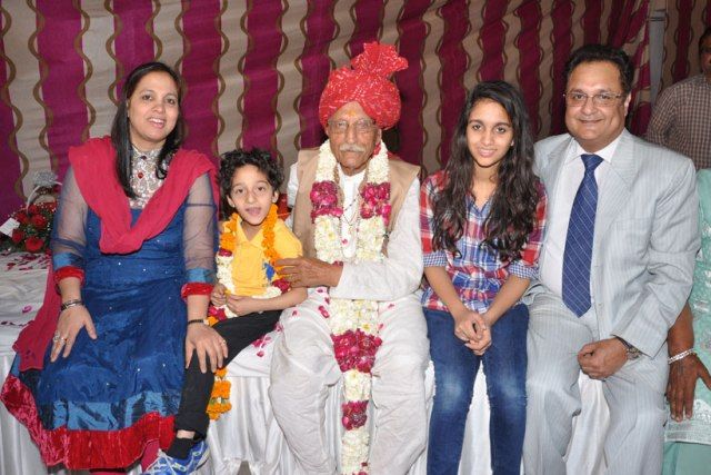 Mahashay-Dharampal-Gulati-with-his-grandson-and-his-family