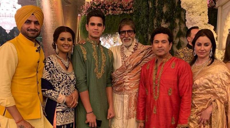 Arjun-Tendulkar-With-His-Parents-And-Amitabh-Bachchan-party-image