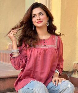 Avneet Kaur Biography, Age, Height, Family, Birthday, Boyfriend, Net Worth & More 12 Avneet Kaur