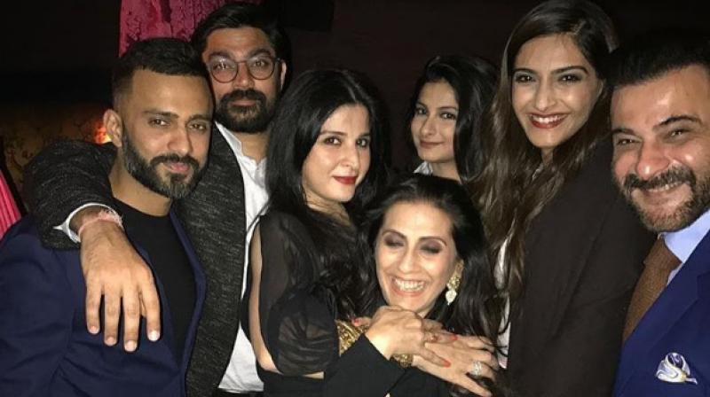 anand ahuja with sonam kapoor and friends