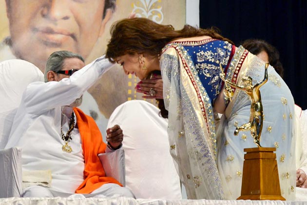 Bal Thackeray with madhuri